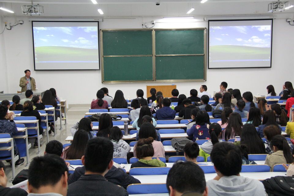 2017042815035621.jpg 同学们认真聆听李玉堂老师的讲解.jpg